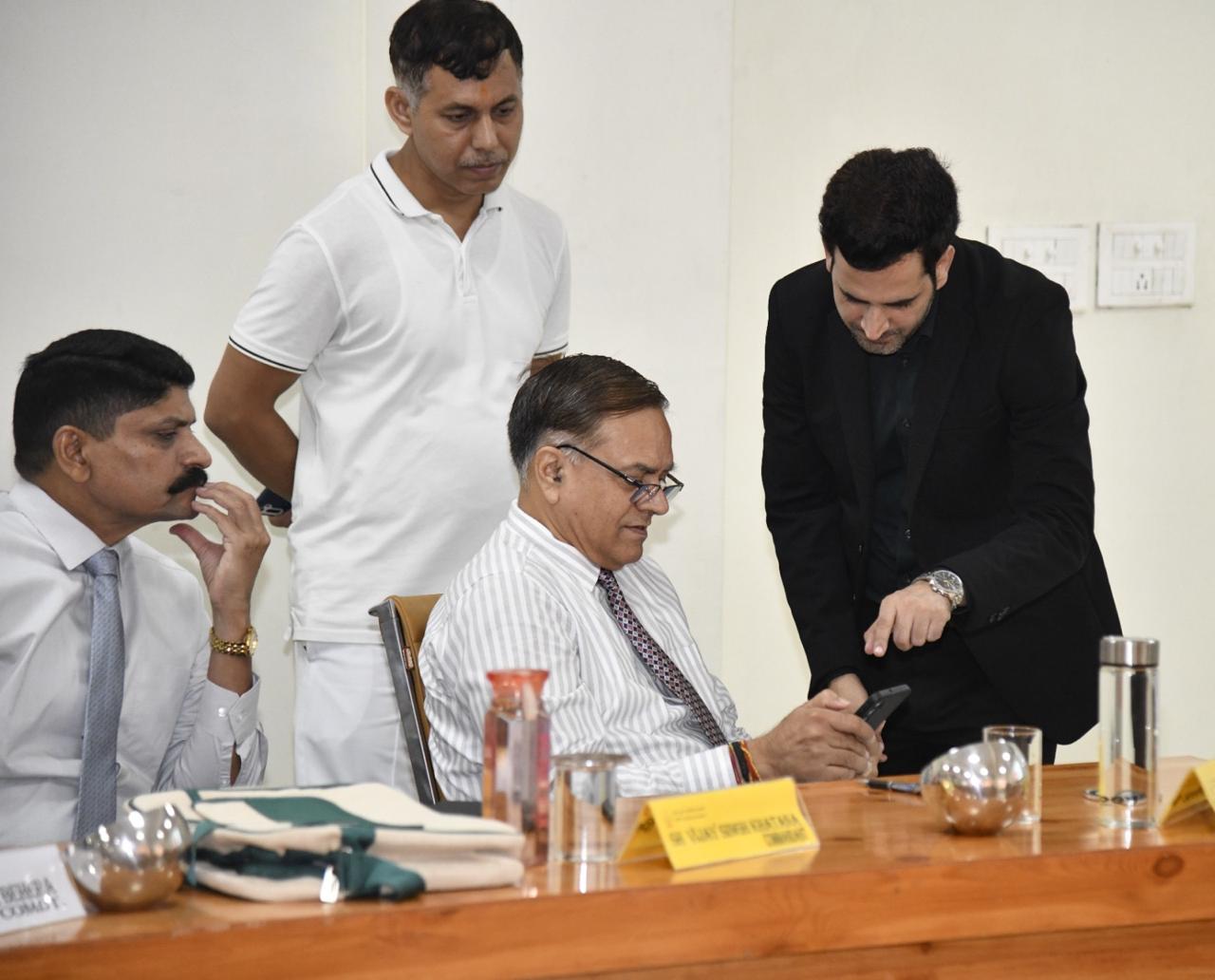 Shakoor Rather, CEO, Science Matters conducting AI workshop for defence personnel